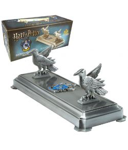 Ravenclaw tryllestav stander fra The Noble Collection.