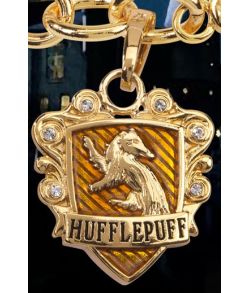 Flot guldbelagt Hufflepuff armbånd med 3 vedhæng.