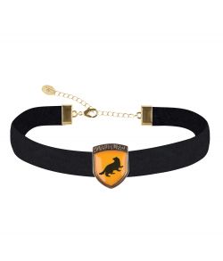 Flot sort choker med Hufflepuff våbenskjold.