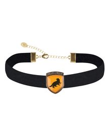 Flot sort choker med Hufflepuff våbenskjold.