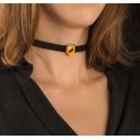 Flot sort choker med Hufflepuff våbenskjold.