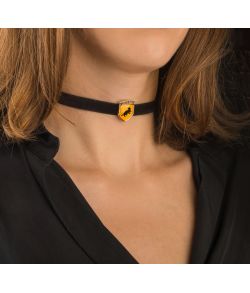 Flot sort choker med Hufflepuff våbenskjold.