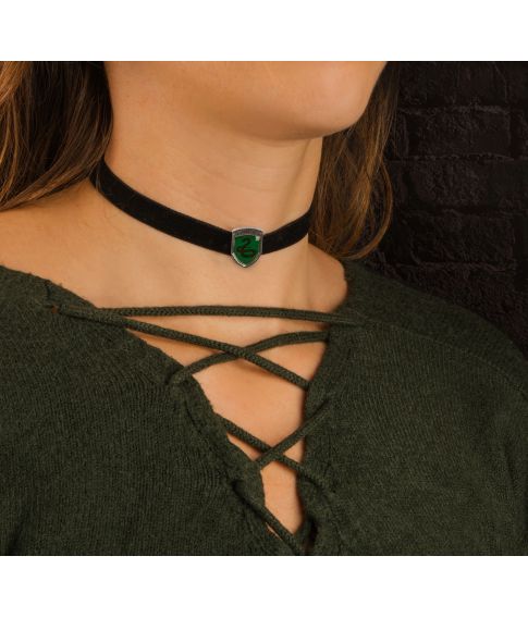 Sort choker med Slytherin våbenskjold i flot gaveæske.