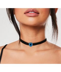 Sort choker med Ravenclaw våbenskjold i flot gaveæske. 