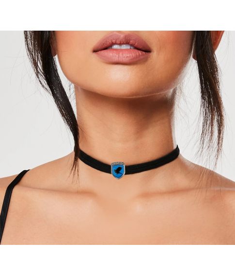 Sort choker med Ravenclaw våbenskjold i flot gaveæske. 