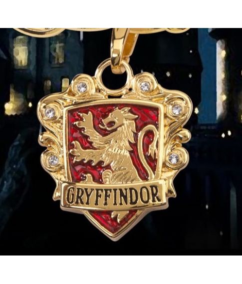 Flot guldbelagt Gryffindor armbånd med vedhæng. 